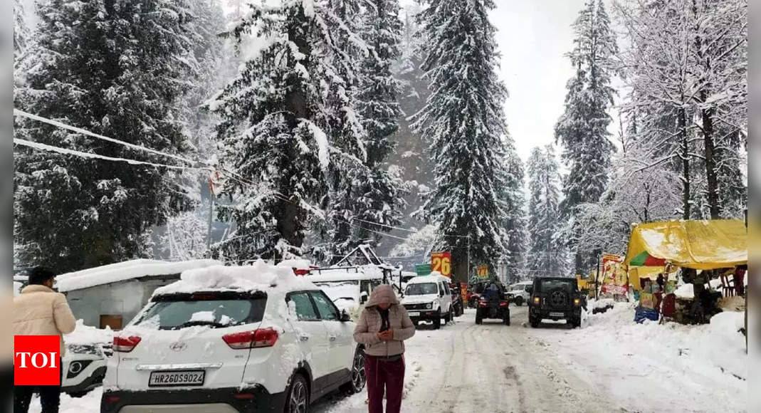 अटल टनल से 2000 पर्यटकों को बचाया गया |  भारत समाचार