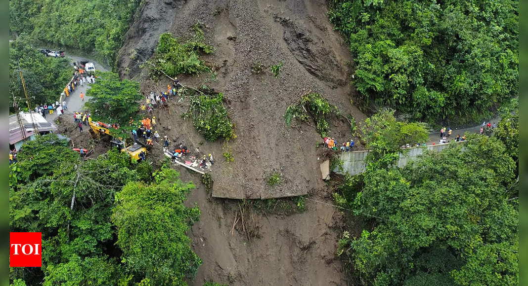 कोलंबिया में भूस्खलन से कम से कम 27 लोगों की मौत: राष्ट्रपति