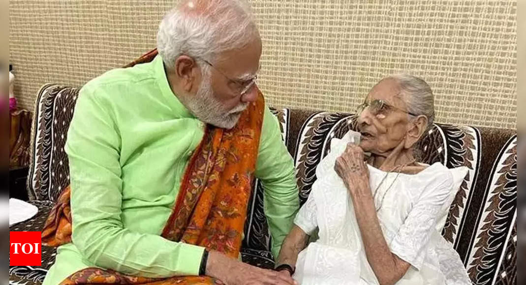 पीएम नरेंद्र मोदी की मां हीराबेन मोदी का 100 साल की उम्र में निधन |  भारत समाचार