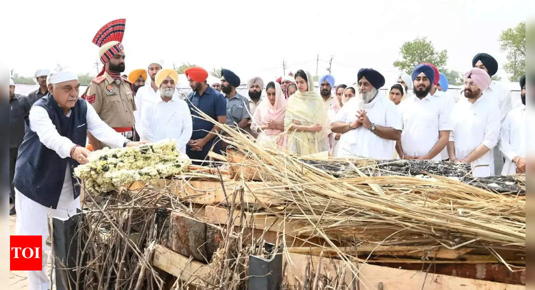 दुखद : बादल गांव में शिरोमणि अकाली दल के मुखिया को भाजपा, कांग्रेस नेताओं ने दी श्रद्धांजलि |  भारत समाचार