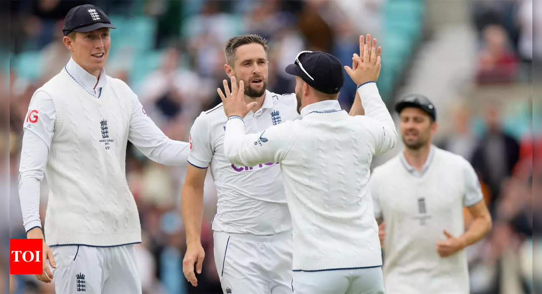 5th Ashes Test Live: Woakes leads England fightback with double strike