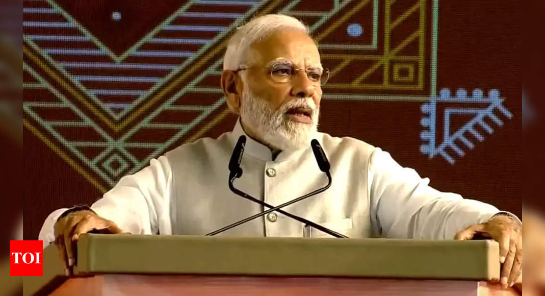 पीएम मोदी ने सिकल सेल एनीमिया उन्मूलन मिशन शुरू किया;  कहते हैं 'परिवार-केंद्रित' कांग्रेस और अन्य दे रहे हैं फर्जी गारंटी |  भारत समाचार