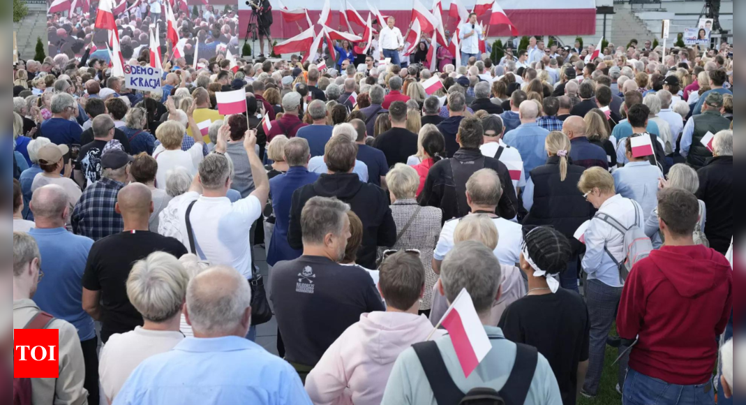 Opposition: Thousands gather in Warsaw for opposition rally ahead of tight election