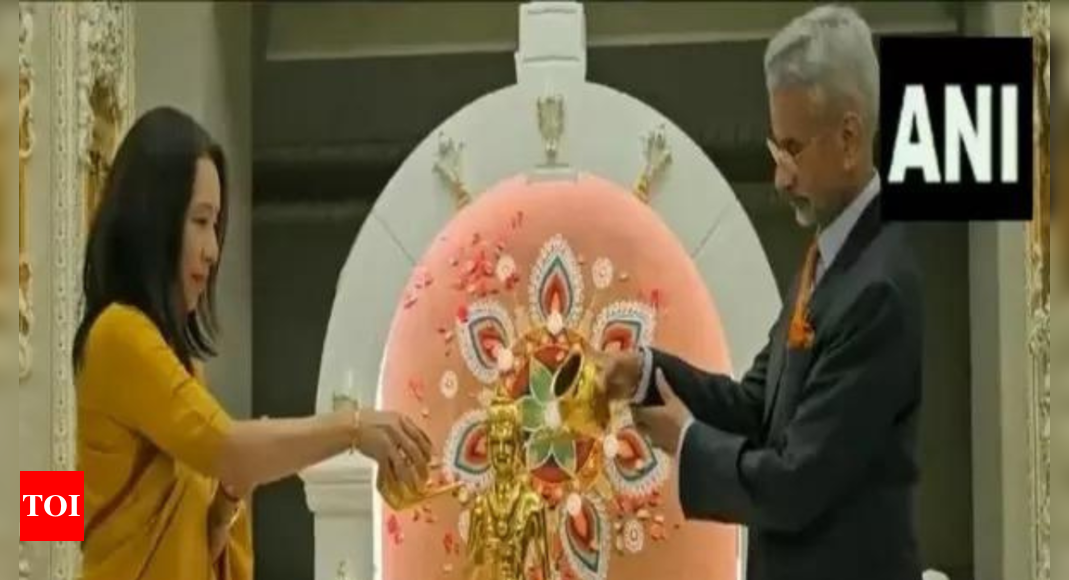 UK: Jaishankar prays for peace at Swaminarayan Mandir in London on Diwali