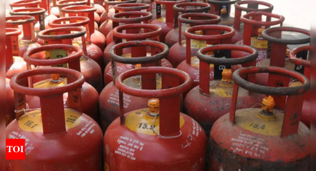 Oil companies cut price of 19 kg commercial and 5 kg FTL cylinders